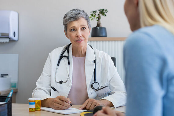 Ärztin unterhält sich mit Patientin